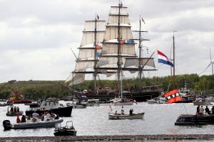 20-08-2025:LAATSTE NIEUWS;Aankomst schepen op weg naar Amsterdam.Mooi weer veel publiek en duizenden kleine schepen allemaal op weg naar het IJ Amsterdam.
foto: Albert den Iseger.
