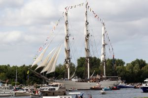 20-08-2025:LAATSTE NIEUWS;Aankomst schepen op weg naar Amsterdam.Mooi weer veel publiek en duizenden kleine schepen allemaal op weg naar het IJ Amsterdam.
foto: Albert den Iseger.