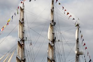 20-08-2025:LAATSTE NIEUWS;Aankomst schepen op weg naar Amsterdam.Mooi weer veel publiek en duizenden kleine schepen allemaal op weg naar het IJ Amsterdam.
foto: Albert den Iseger.
