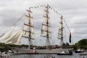 20-08-2025:LAATSTE NIEUWS;Aankomst schepen op weg naar Amsterdam.Mooi weer veel publiek en duizenden kleine schepen allemaal op weg naar het IJ Amsterdam.
foto: Albert den Iseger.