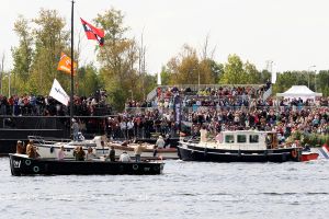 20-08-2025:LAATSTE NIEUWS;Aankomst schepen op weg naar Amsterdam.Mooi weer veel publiek en duizenden kleine schepen allemaal op weg naar het IJ Amsterdam.
foto: Albert den Iseger.