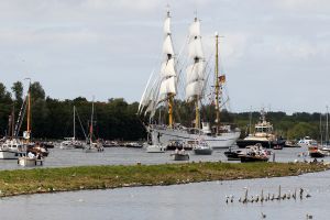 20-08-2025:LAATSTE NIEUWS;Aankomst schepen op weg naar Amsterdam.Mooi weer veel publiek en duizenden kleine schepen allemaal op weg naar het IJ Amsterdam.
foto: Albert den Iseger.