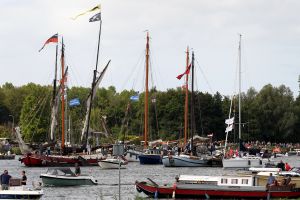 20-08-2025:LAATSTE NIEUWS;Aankomst schepen op weg naar Amsterdam.Mooi weer veel publiek en duizenden kleine schepen allemaal op weg naar het IJ Amsterdam.
foto: Albert den Iseger.