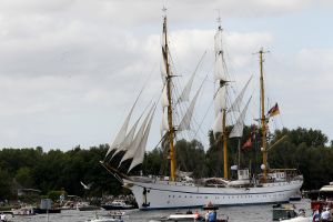 20-08-2025:LAATSTE NIEUWS;Aankomst schepen op weg naar Amsterdam.Mooi weer veel publiek en duizenden kleine schepen allemaal op weg naar het IJ Amsterdam.
foto: Albert den Iseger.