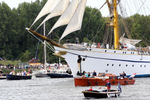 20-08-2025:LAATSTE NIEUWS;Aankomst schepen op weg naar Amsterdam.Mooi weer veel publiek en duizenden kleine schepen allemaal op weg naar het IJ Amsterdam.
foto: Albert den Iseger.