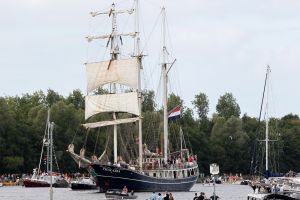 20-08-2025:LAATSTE NIEUWS;Aankomst schepen op weg naar Amsterdam.Mooi weer veel publiek en duizenden kleine schepen allemaal op weg naar het IJ Amsterdam.
foto: Albert den Iseger.