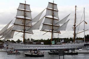 20-08-2025:LAATSTE NIEUWS;Aankomst schepen op weg naar Amsterdam.Mooi weer veel publiek en duizenden kleine schepen allemaal op weg naar het IJ Amsterdam.
foto: Albert den Iseger.