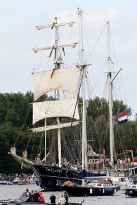 20-08-2025:LAATSTE NIEUWS;Aankomst schepen op weg naar Amsterdam.Mooi weer veel publiek en duizenden kleine schepen allemaal op weg naar het IJ Amsterdam.
foto: Albert den Iseger.
