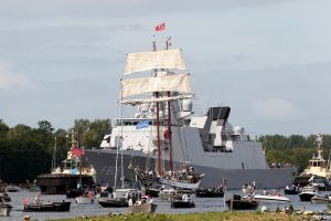 20-08-2025:LAATSTE NIEUWS;Aankomst schepen op weg naar Amsterdam.Mooi weer veel publiek en duizenden kleine schepen allemaal op weg naar het IJ Amsterdam.
foto: Albert den Iseger.