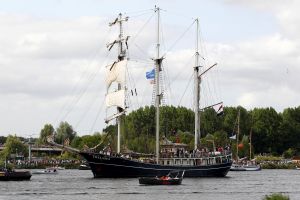 20-08-2025:LAATSTE NIEUWS;Aankomst schepen op weg naar Amsterdam.Mooi weer veel publiek en duizenden kleine schepen allemaal op weg naar het IJ Amsterdam.
foto: Albert den Iseger.