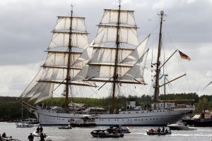 20-08-2025:LAATSTE NIEUWS;Aankomst schepen op weg naar Amsterdam.Mooi weer veel publiek en duizenden kleine schepen allemaal op weg naar het IJ Amsterdam.
foto: Albert den Iseger.