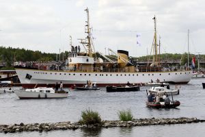 20-08-2025:LAATSTE NIEUWS;Aankomst schepen op weg naar Amsterdam.Mooi weer veel publiek en duizenden kleine schepen allemaal op weg naar het IJ Amsterdam.
foto: Albert den Iseger.