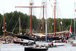 20-08-2025:LAATSTE NIEUWS;Aankomst schepen op weg naar Amsterdam.Mooi weer veel publiek en duizenden kleine schepen allemaal op weg naar het IJ Amsterdam.
foto: Albert den Iseger.