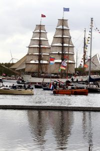 20-08-2025:LAATSTE NIEUWS;Aankomst schepen op weg naar Amsterdam.Mooi weer veel publiek en duizenden kleine schepen allemaal op weg naar het IJ Amsterdam.
foto: Albert den Iseger.