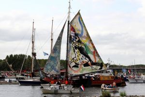20-08-2025:LAATSTE NIEUWS;Aankomst schepen op weg naar Amsterdam.Mooi weer veel publiek en duizenden kleine schepen allemaal op weg naar het IJ Amsterdam.
foto: Albert den Iseger.
