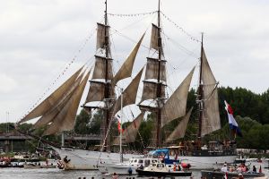 20-08-2025:LAATSTE NIEUWS;Aankomst schepen op weg naar Amsterdam.Mooi weer veel publiek en duizenden kleine schepen allemaal op weg naar het IJ Amsterdam.
foto: Albert den Iseger.