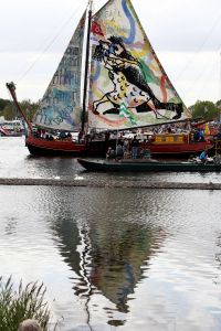 20-08-2025:LAATSTE NIEUWS;Aankomst schepen op weg naar Amsterdam.Mooi weer veel publiek en duizenden kleine schepen allemaal op weg naar het IJ Amsterdam.
foto: Albert den Iseger.