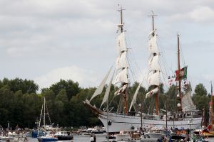 20-08-2025:LAATSTE NIEUWS;Aankomst schepen op weg naar Amsterdam.Mooi weer veel publiek en duizenden kleine schepen allemaal op weg naar het IJ Amsterdam.
foto: Albert den Iseger.