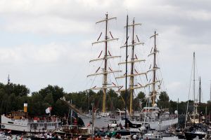 20-08-2025:LAATSTE NIEUWS;Aankomst schepen op weg naar Amsterdam.Mooi weer veel publiek en duizenden kleine schepen allemaal op weg naar het IJ Amsterdam.
foto: Albert den Iseger.