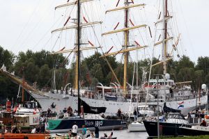 20-08-2025:LAATSTE NIEUWS;Aankomst schepen op weg naar Amsterdam.Mooi weer veel publiek en duizenden kleine schepen allemaal op weg naar het IJ Amsterdam.
foto: Albert den Iseger.