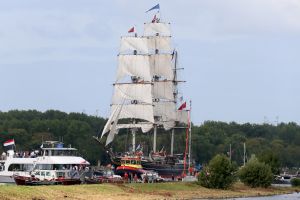 20-08-2025:LAATSTE NIEUWS;Aankomst schepen op weg naar Amsterdam.Mooi weer veel publiek en duizenden kleine schepen allemaal op weg naar het IJ Amsterdam.
foto: Albert den Iseger.