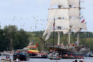 20-08-2025:LAATSTE NIEUWS;Aankomst schepen op weg naar Amsterdam.Mooi weer veel publiek en duizenden kleine schepen allemaal op weg naar het IJ Amsterdam.
foto: Albert den Iseger.
