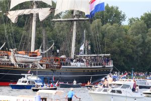 20-08-2025:LAATSTE NIEUWS;Aankomst schepen op weg naar Amsterdam.Mooi weer veel publiek en duizenden kleine schepen allemaal op weg naar het IJ Amsterdam.
foto: Albert den Iseger.