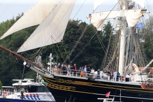 20-08-2025:LAATSTE NIEUWS;Aankomst schepen op weg naar Amsterdam.Mooi weer veel publiek en duizenden kleine schepen allemaal op weg naar het IJ Amsterdam.
foto: Albert den Iseger.