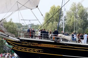 20-08-2025:LAATSTE NIEUWS;Aankomst schepen op weg naar Amsterdam.Mooi weer veel publiek en duizenden kleine schepen allemaal op weg naar het IJ Amsterdam.
foto: Albert den Iseger.