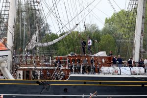 20-08-2025:LAATSTE NIEUWS;Aankomst schepen op weg naar Amsterdam.Mooi weer veel publiek en duizenden kleine schepen allemaal op weg naar het IJ Amsterdam.
foto: Albert den Iseger.