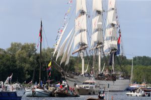 20-08-2025:LAATSTE NIEUWS;Aankomst schepen op weg naar Amsterdam.Mooi weer veel publiek en duizenden kleine schepen allemaal op weg naar het IJ Amsterdam.
foto: Albert den Iseger.