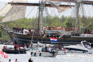 20-08-2025:LAATSTE NIEUWS;Aankomst schepen op weg naar Amsterdam.Mooi weer veel publiek en duizenden kleine schepen allemaal op weg naar het IJ Amsterdam.
foto: Albert den Iseger.