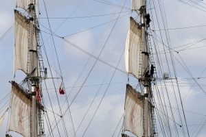20-08-2025:LAATSTE NIEUWS;Aankomst schepen op weg naar Amsterdam.Mooi weer veel publiek en duizenden kleine schepen allemaal op weg naar het IJ Amsterdam.
foto: Albert den Iseger.