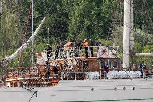 20-08-2025:LAATSTE NIEUWS;Aankomst schepen op weg naar Amsterdam.Mooi weer veel publiek en duizenden kleine schepen allemaal op weg naar het IJ Amsterdam.
foto: Albert den Iseger.