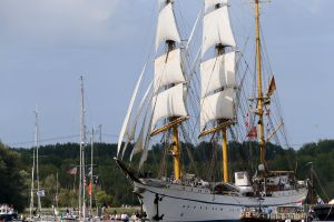 20-08-2025:LAATSTE NIEUWS;Aankomst schepen op weg naar Amsterdam.Mooi weer veel publiek en duizenden kleine schepen allemaal op weg naar het IJ Amsterdam.
foto: Albert den Iseger.