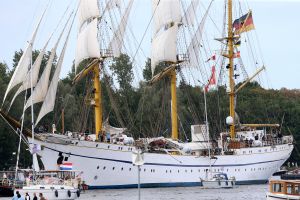 20-08-2025:LAATSTE NIEUWS;Aankomst schepen op weg naar Amsterdam.Mooi weer veel publiek en duizenden kleine schepen allemaal op weg naar het IJ Amsterdam.
foto: Albert den Iseger.