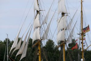 20-08-2025:LAATSTE NIEUWS;Aankomst schepen op weg naar Amsterdam.Mooi weer veel publiek en duizenden kleine schepen allemaal op weg naar het IJ Amsterdam.
foto: Albert den Iseger.
