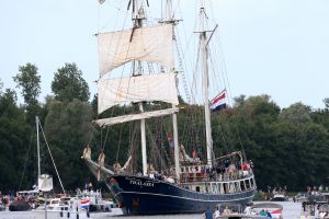 20-08-2025:LAATSTE NIEUWS;Aankomst schepen op weg naar Amsterdam.Mooi weer veel publiek en duizenden kleine schepen allemaal op weg naar het IJ Amsterdam.
foto: Albert den Iseger.
