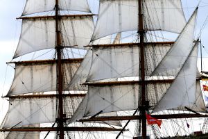 20-08-2025:LAATSTE NIEUWS;Aankomst schepen op weg naar Amsterdam.Mooi weer veel publiek en duizenden kleine schepen allemaal op weg naar het IJ Amsterdam.
foto: Albert den Iseger.