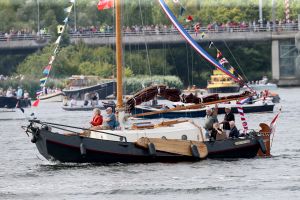 20-08-2025:LAATSTE NIEUWS;Aankomst schepen op weg naar Amsterdam.Mooi weer veel publiek en duizenden kleine schepen allemaal op weg naar het IJ Amsterdam.
foto: Albert den Iseger.