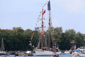 20-08-2025:LAATSTE NIEUWS;Aankomst schepen op weg naar Amsterdam.Mooi weer veel publiek en duizenden kleine schepen allemaal op weg naar het IJ Amsterdam.
foto: Albert den Iseger.