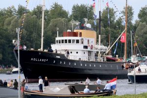 20-08-2025:LAATSTE NIEUWS;Aankomst schepen op weg naar Amsterdam.Mooi weer veel publiek en duizenden kleine schepen allemaal op weg naar het IJ Amsterdam.
foto: Albert den Iseger.