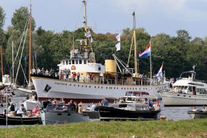 20-08-2025:LAATSTE NIEUWS;Aankomst schepen op weg naar Amsterdam.Mooi weer veel publiek en duizenden kleine schepen allemaal op weg naar het IJ Amsterdam.
foto: Albert den Iseger.