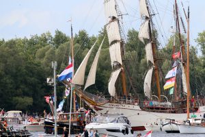 20-08-2025:LAATSTE NIEUWS;Aankomst schepen op weg naar Amsterdam.Mooi weer veel publiek en duizenden kleine schepen allemaal op weg naar het IJ Amsterdam.
foto: Albert den Iseger.