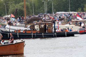 20-08-2025:LAATSTE NIEUWS;Aankomst schepen op weg naar Amsterdam.Mooi weer veel publiek en duizenden kleine schepen allemaal op weg naar het IJ Amsterdam.
foto: Albert den Iseger.