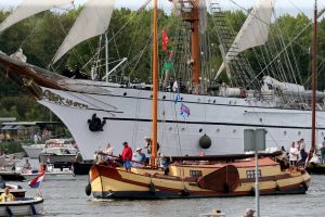 20-08-2025:LAATSTE NIEUWS;Aankomst schepen op weg naar Amsterdam.Mooi weer veel publiek en duizenden kleine schepen allemaal op weg naar het IJ Amsterdam.
foto: Albert den Iseger.