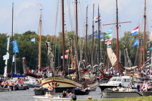 20-08-2025:LAATSTE NIEUWS;Aankomst schepen op weg naar Amsterdam.Mooi weer veel publiek en duizenden kleine schepen allemaal op weg naar het IJ Amsterdam.
foto: Albert den Iseger.