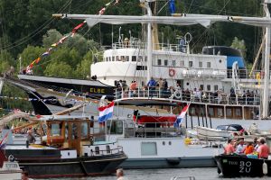20-08-2025:LAATSTE NIEUWS;Aankomst schepen op weg naar Amsterdam.Mooi weer veel publiek en duizenden kleine schepen allemaal op weg naar het IJ Amsterdam.
foto: Albert den Iseger.