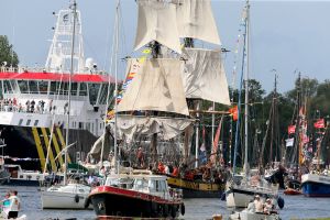 20-08-2025:LAATSTE NIEUWS;Aankomst schepen op weg naar Amsterdam.Mooi weer veel publiek en duizenden kleine schepen allemaal op weg naar het IJ Amsterdam.
foto: Albert den Iseger.
