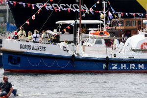 20-08-2025:LAATSTE NIEUWS;Aankomst schepen op weg naar Amsterdam.Mooi weer veel publiek en duizenden kleine schepen allemaal op weg naar het IJ Amsterdam.
foto: Albert den Iseger.